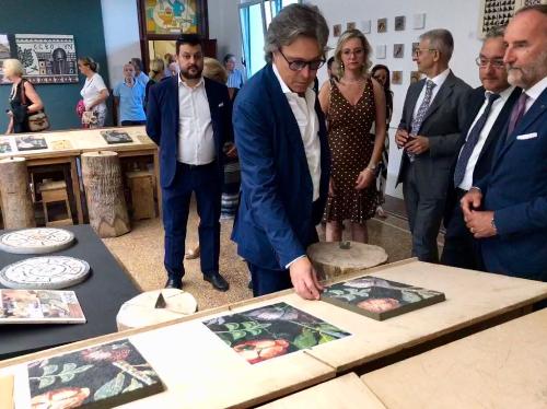 L'assessore regionale alle Attività produttive Sergio Emidio Bini visita la mostra Mosaico&mosaici" 2018 – Spilimbergo 27/07/2018
